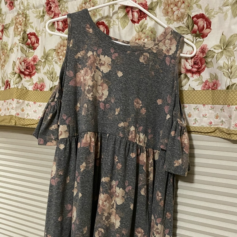 NWOT Charcoal Vintage Floral cold shoulder